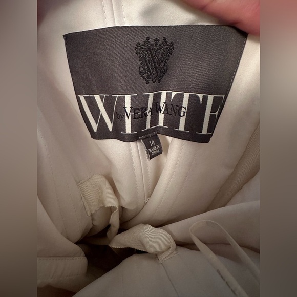 White by Vera Wang Wedding Dress 🌸Host Pick🌸 - Picture 6 of 8